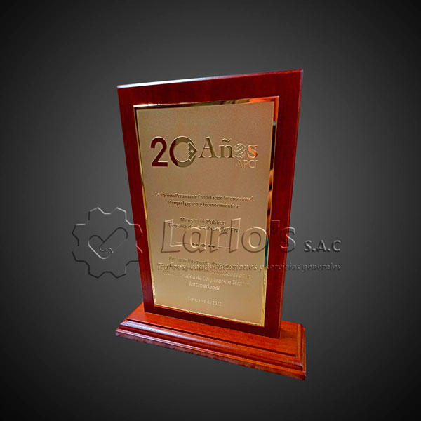 trofeo de madera con placa | larlos sac